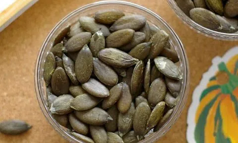 Hạt bí xanh, hàng hiếm 6 triệu/kg: Nhà có điều kiện, ăn vặt vui mồm