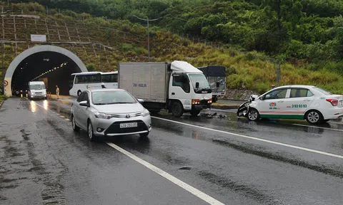 Huế: 3 người nhập viện sau vụ va chạm kinh hoàng trước hầm đường bộ