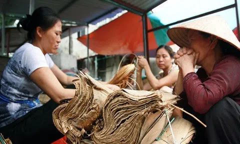 Một sớm mùa hè ghé thăm chợ nón làng Chuông