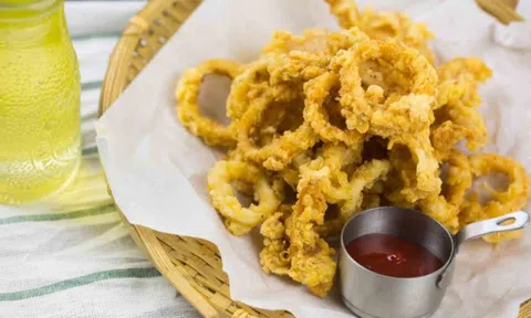 Mực chiên giòn làm nhanh cho bữa trưa thêm phần hấp dẫn