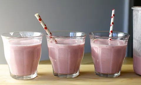 Muốn da sáng đẹp, đừng bỏ qua công thức làm sữa dâu vừa ngon vừa bổ này