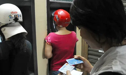Yêu cầu bốn ngân hàng “bắt tay” tăng phí rút tiền nội mạng ATM báo cáo