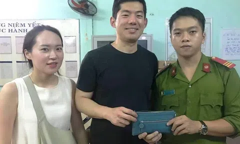 Du khách Hàn Quốc vui mừng khi được công an trả lại tài sản