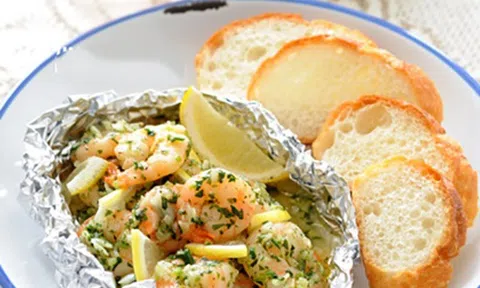 Cuối tuần đãi cả nhà tôm nướng giấy bạc hấp dẫn không thua nhà hàng