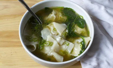 Bữa tối cuối tuần chỉ cần một bát súp hoành thánh ngọt thanh thế này