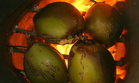 Qua 3 lần đốt, dừa Bến Tre tăng giá trị gấp ba