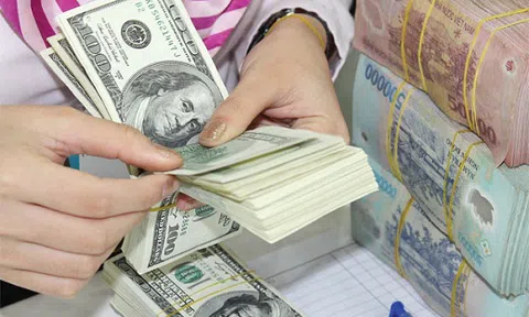 Giá USD tự do vượt ngưỡng kỷ lục 23.300 đồng
