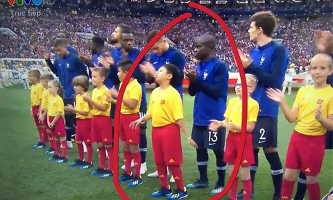 Cậu bé 10 tuổi người Việt Nam dắt tay nhà tân vô địch ra sân trong trận chung kết