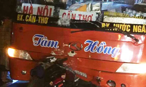 Bé gái 5 tuổi cùng mẹ tử vong thương tâm khi va chạm ô tô khách