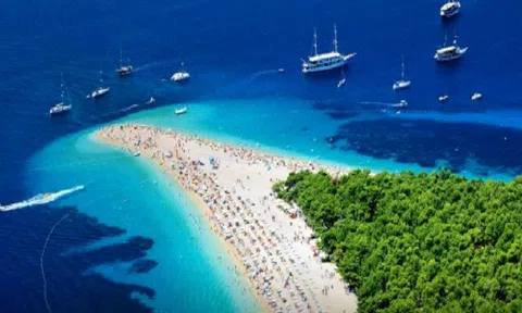 Bãi biển biến hình ngay trước mắt du khách ở Croatia