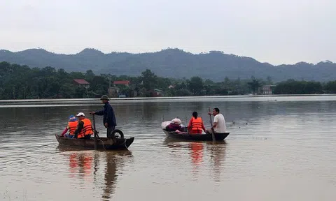 Hà Tĩnh sau bão: Đi lại bằng thuyền, chợ ngừng họp vì ngập sâu