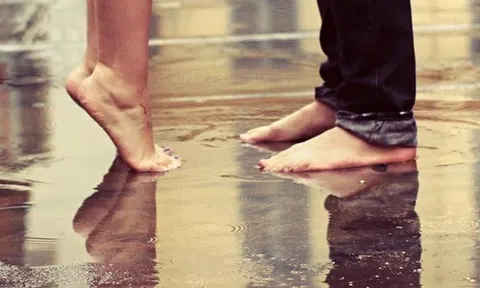 Lý giải vì sao con gái thường kiễng chân khi hôn