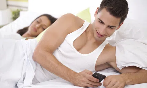 Gã chồng nào `ăn vụng` cũng có dấu hiệu này!