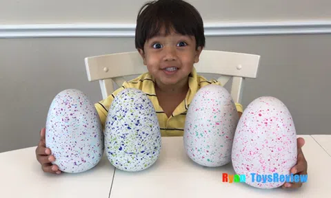 Cậu bé 7 tuổi kiếm được 11 triệu USD trên Youtube