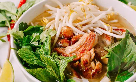 Chỉ mất 20 phút là bạn đã có ngay một bát phở gà ngon tuyệt cho gia đình