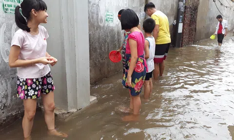 Mưa lớn, người dân Hà Nội ngao ngán vì phố biến thành sông, nhà “bì bõm” nước
