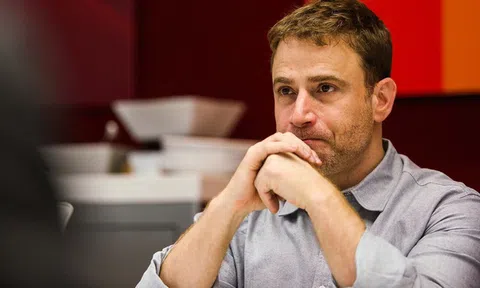 5 năm tuổi thơ sống trong rừng, 3 năm không điện, nước và khối tài sản 650 triệu USD