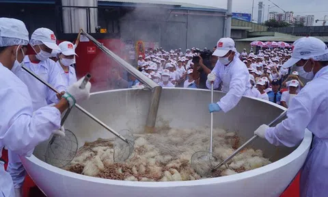 Cận cảnh tô phở bò 1,3 tấn, lớn nhất thế giới của Việt Nam