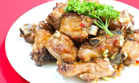 Chỉ 15 phút có ngay sườn chiên mắm nóng hổi, cả nhà chén sạch chỉ trong tích tắc