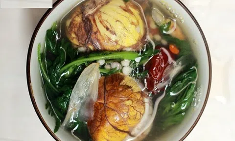 Làm trứng vịt lộn hầm ngải cứu khiến `chân ngắn` cao thêm 10cm