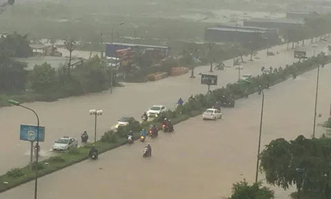 Hà Nội mưa lớn kéo dài, nhiều tuyến phố ngập sâu đi lại khó khăn