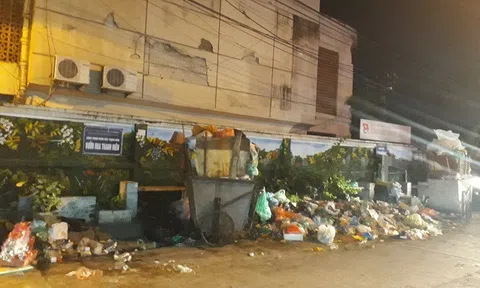 Đường phố Hà Nội ngổn ngang rác thải sinh hoạt sau một tuần mưa