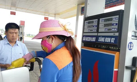 Giữ nguyên giá xăng, giảm giá dầu