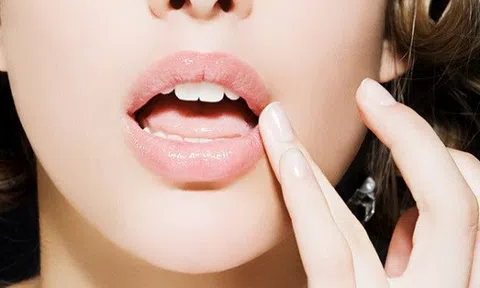 10 công thức rẻ bèo giúp bạn `đánh bay` những nếp nhăn xấu xí trên môi 