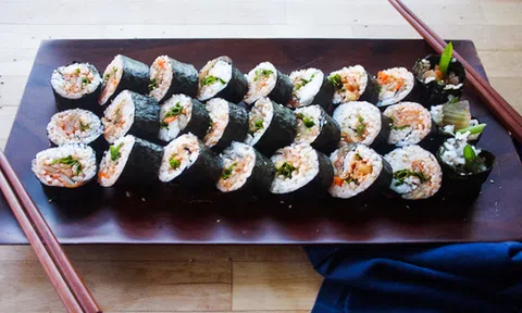 Mách bạn cách làm kimbap cuộn kim chi ngon khó cưỡng