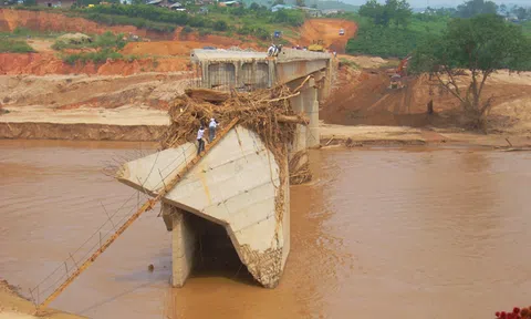 Kon Tum: Đo mực nước, 4 cán bộ thủy văn bị mắc kẹt trên sông