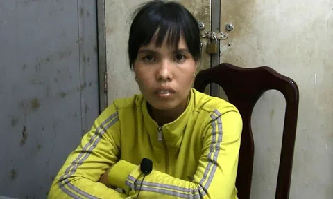 Cháu bé 7 tuổi bị hàng xóm tạt nước sôi vào mặt `vì làm ồn`