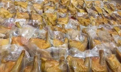 Gà không đầu ủ muối hoa tiêu: Hàng lạ giá rẻ, bày bán la liệt