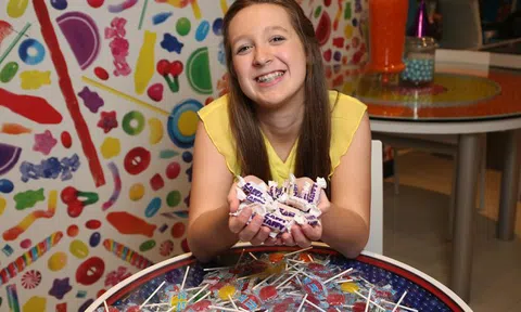 Kỳ tích: Bé gái 13 tuổi trở thành triệu phú USD nhờ bán kẹo