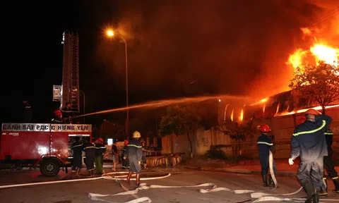 Hưng Yên: Hàng trăm người chữa cháy chợ Gạo trong đêm