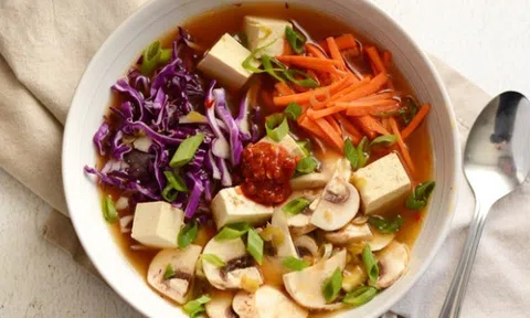 Làm canh đậu nấu nấm mát lành, thanh ngọt cho cả nhà