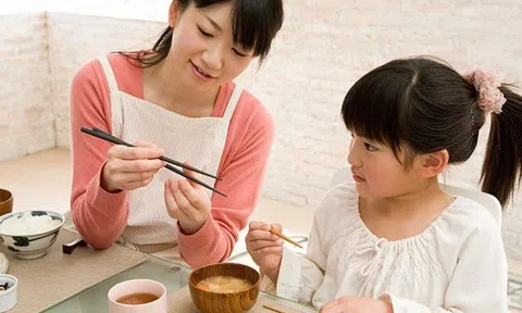 5 bước cơ bản dạy trẻ dùng đũa thành thạo