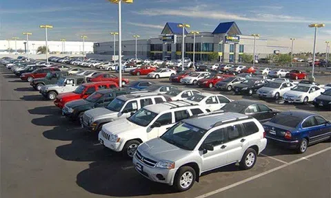 Đột biến ô tô nhập khẩu: Chờ cơn bão giảm giá