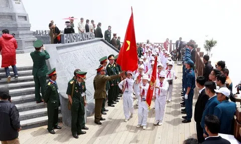 Lễ thượng cờ đặc biệt trên đỉnh Fansipan dịp kỷ niệm ngày 27/7