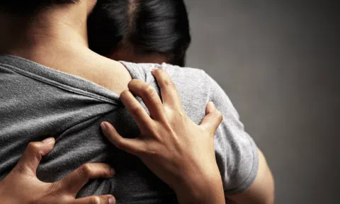 Đàn ông ngoại tình không chỉ ác với vợ mà còn có lỗi với con