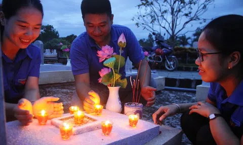 Nghĩa trang sông Thạch Hãn được thắp sáng bởi hàng vạn hoa đăng và nến