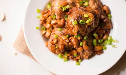 Làm gà kho hạt điều bằng nồi cơm điện đơn giản