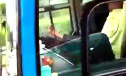 Cà Mau: Sa thải tài xế dùng chân lái xe vì bị… chuột rút