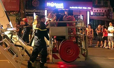 Hà Nội: Cháy lớn trên phố Trần Hưng Đạo, giải cứu 7 người mắc kẹt