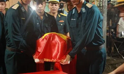 Nghẹn ngào giây phút đón di hài Đại tá phi công về đất mẹ