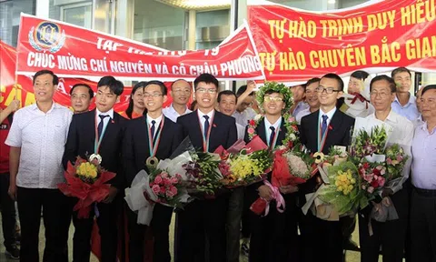 Đoàn Olympic Hóa học, Vật lý rạng rỡ ngày trở về Việt Nam
