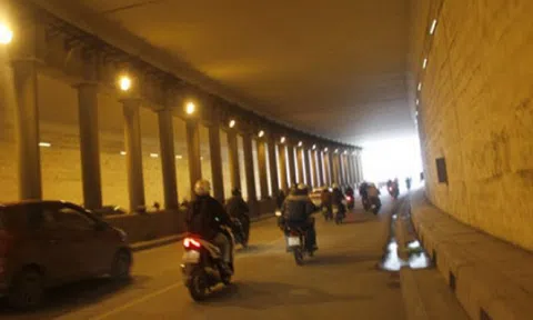 Cô gái trẻ hoảng sợ vì bị sàm sỡ ở đường hầm Kim Liên