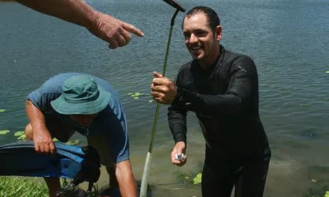 Kho báu dưới đáy hồ, người đàn ông gom được gần 4 tỷ/năm