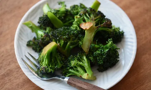  ‘Bỏ túi’ cách làm súp lơ xào tỏi thanh mát cho ngày nắng lên