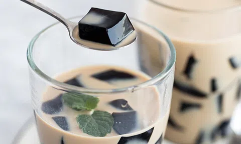 Thử làm trà sữa sương sáo - món đồ uống được giới trẻ đặc biệt yêu thích