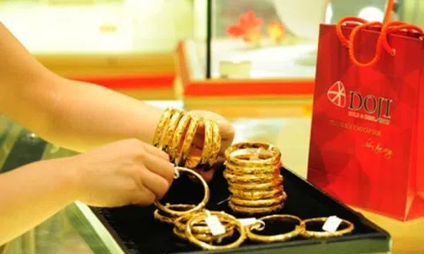 Giá vàng hôm nay 1/8: Trước quyết định mới, bất động chờ thời